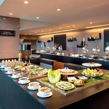 Marriott Tuxtla Gutierrez Hotel מראה חיצוני תמונה A buffet at a hotel