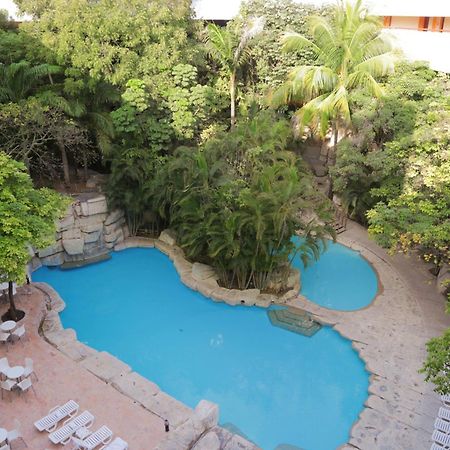 Marriott Tuxtla Gutierrez Hotel מראה חיצוני תמונה The pool at the hotel