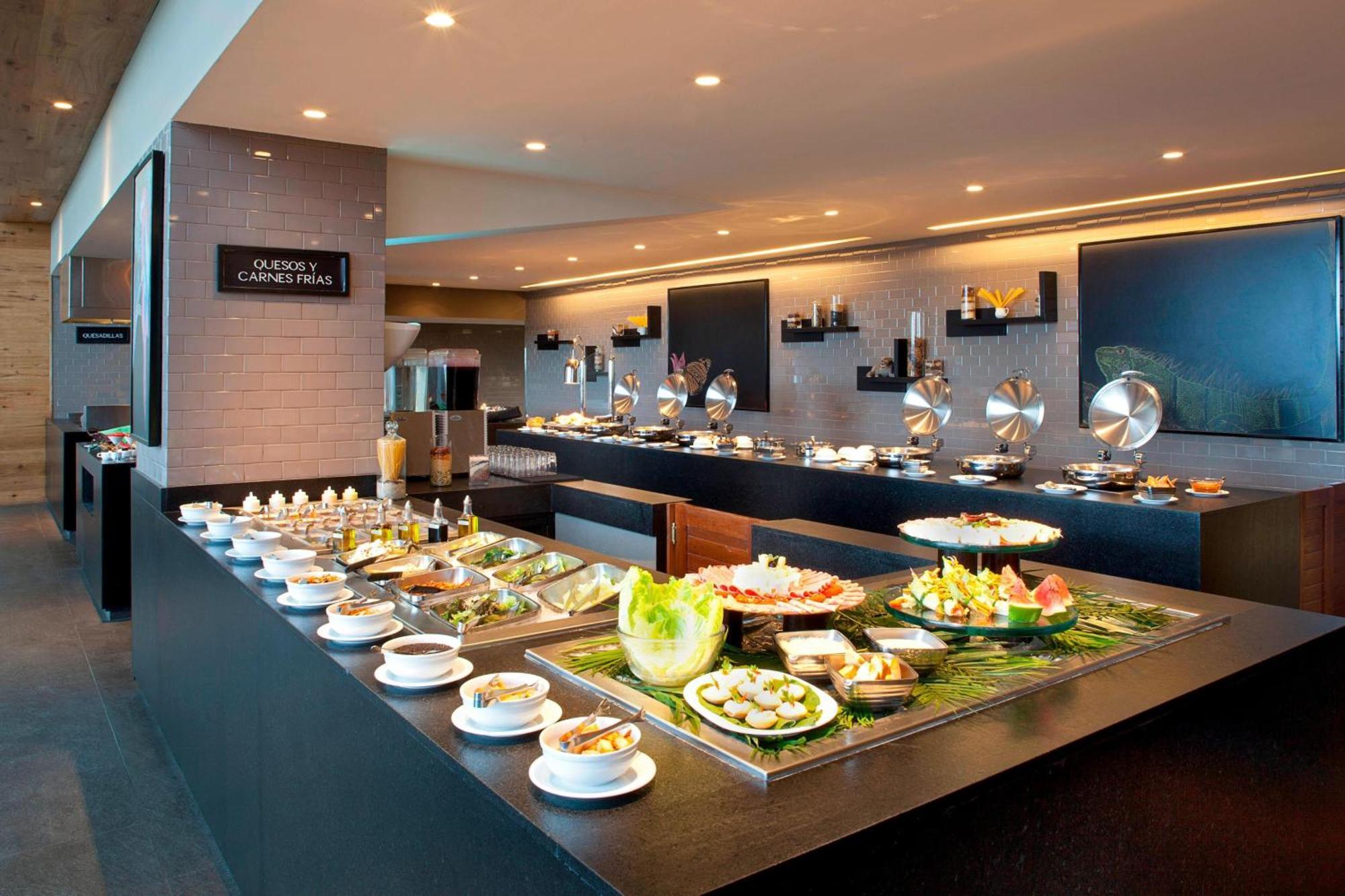 Marriott Tuxtla Gutierrez Hotel מראה חיצוני תמונה A buffet at a hotel